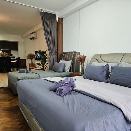 Deluxe Seaview Suite Twin Bed By The Only Bnb Tanjung Tokong Exteriör bild