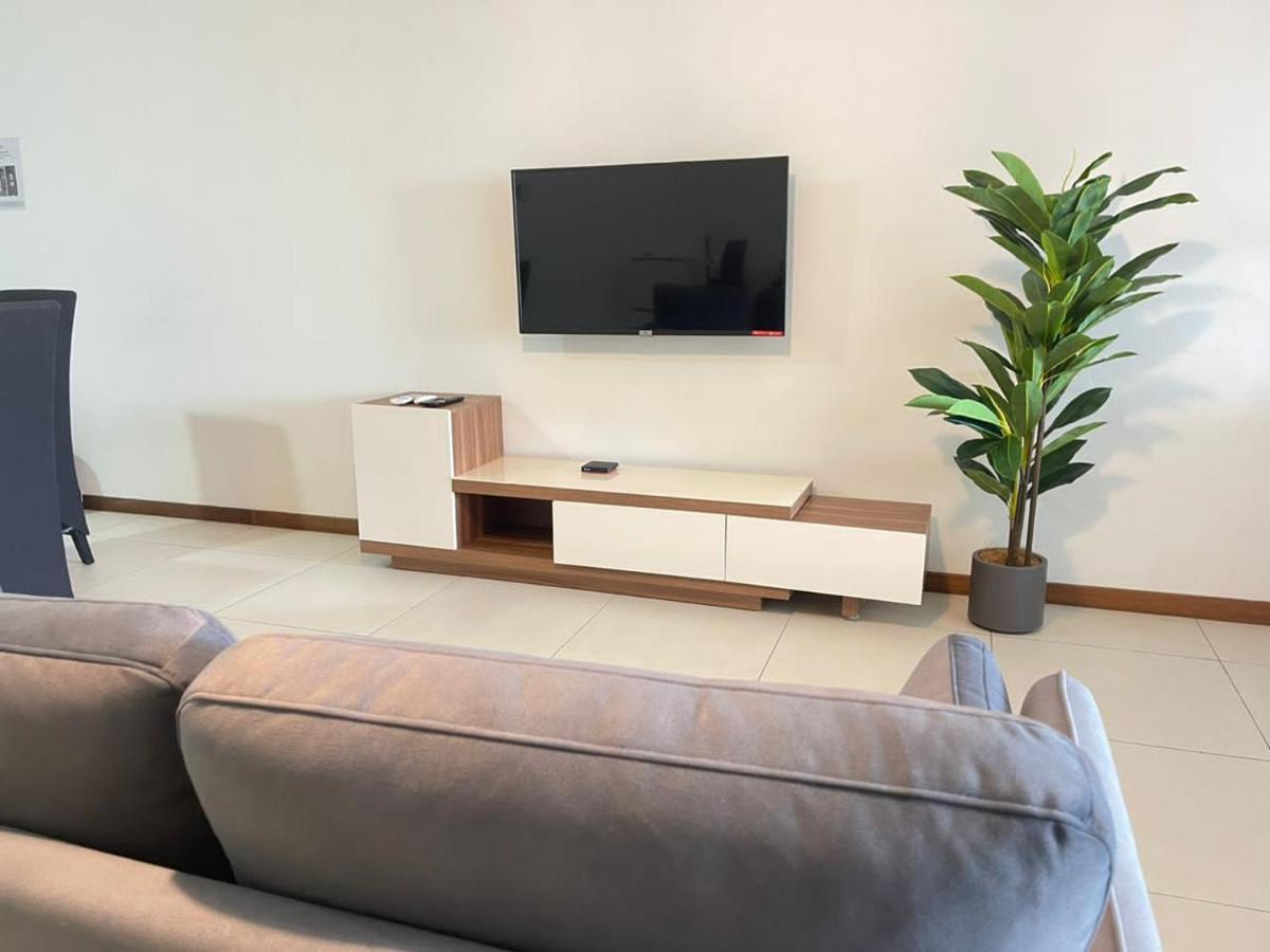 Deluxe Seaview Suite Twin Bed By The Only Bnb Tanjung Tokong Exteriör bild